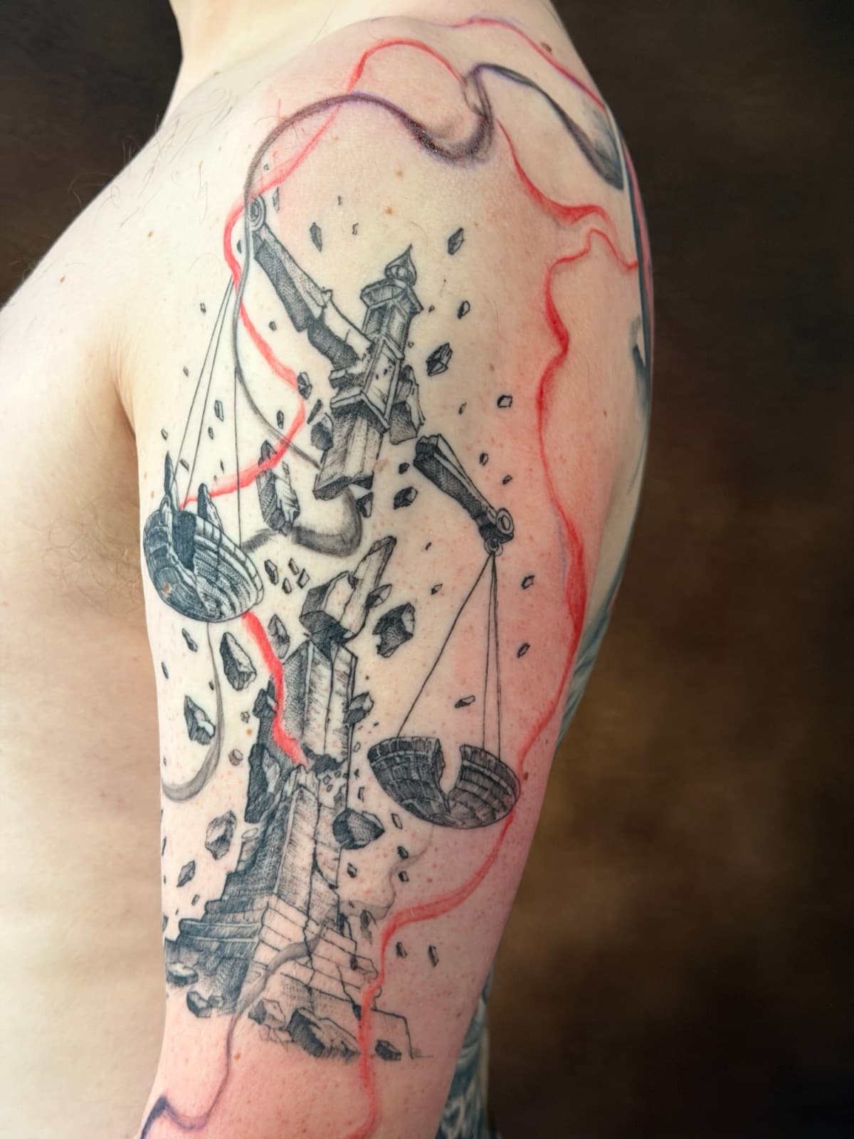 Tatouage d'une balance sur l'épaule, réalisé au salon