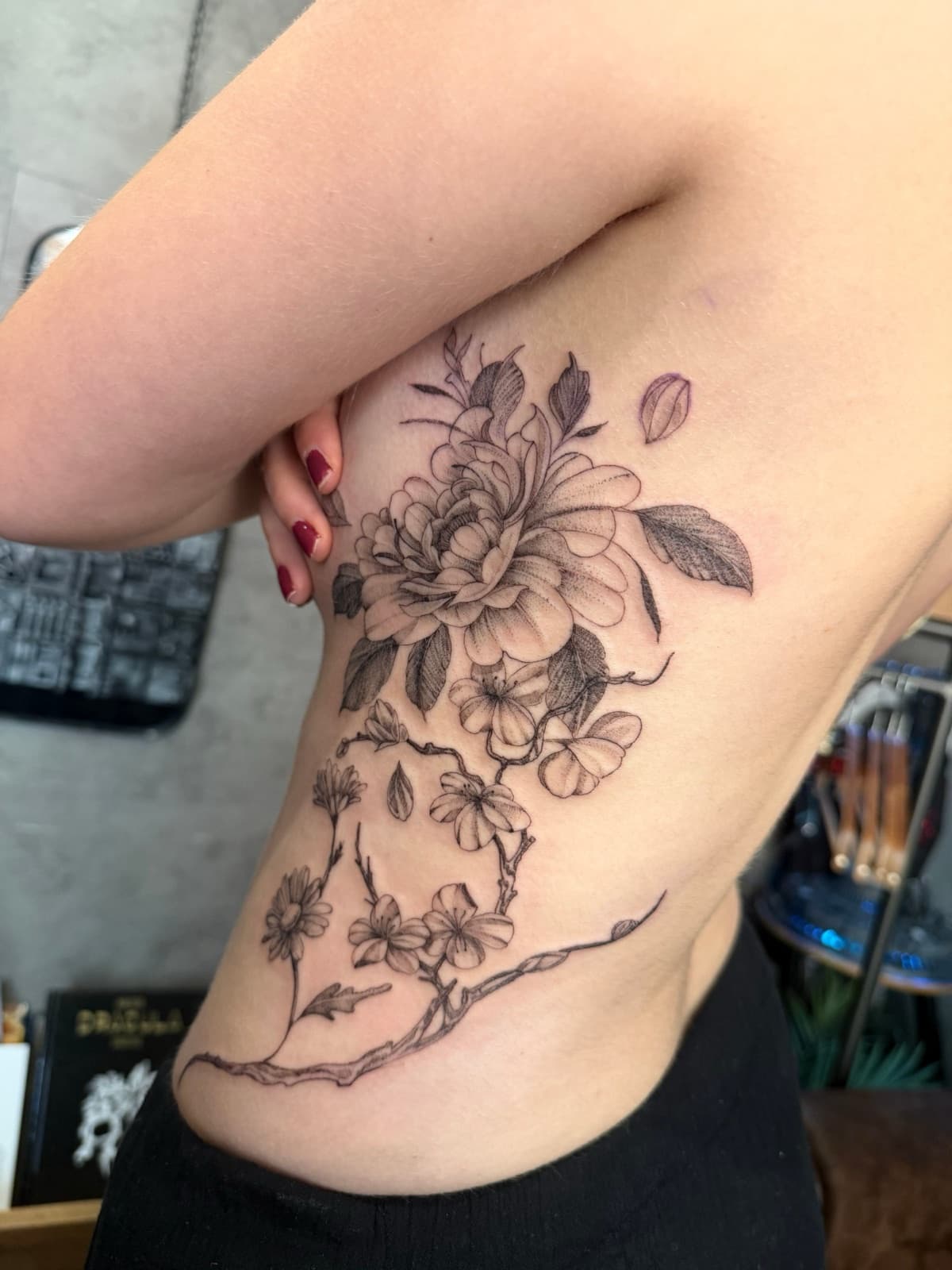 Tatouage de fleurs sur les côtes, réalisé au salon